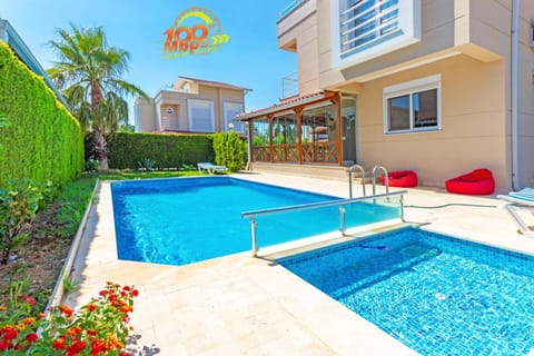 Property building, Patio, Day, Pool view, Swimming pool, sunbed