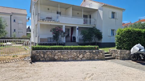 Property building, Garden, Parking