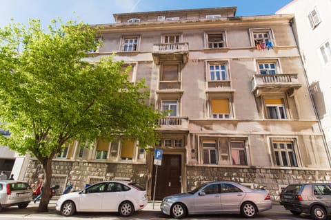 Facade/entrance, Area and facilities