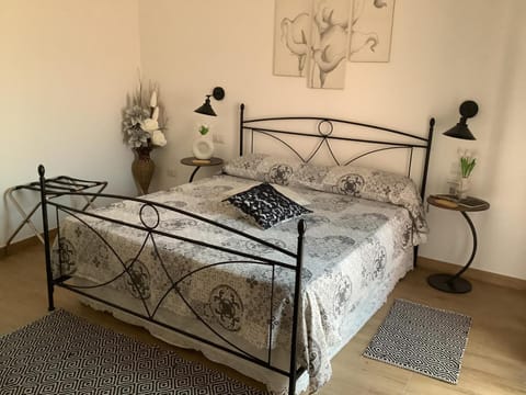 Restaurant/places to eat, Bed, Balcony/Terrace, Photo of the whole room, Bedroom