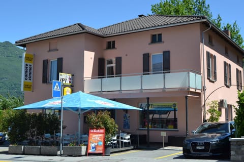 Facade/entrance