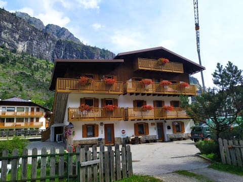 Property building, Day, Natural landscape, Mountain view, Parking