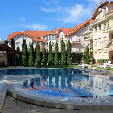 Property building, Facade/entrance, Swimming pool