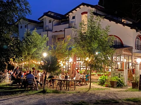Property building, Restaurant/places to eat, Breakfast