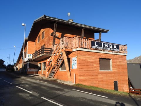 Property building, Facade/entrance, Skiing, Mountain view
