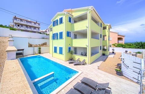 Property building, Facade/entrance, Day, Neighbourhood, Activities, Bird's eye view, Summer, Balcony/Terrace, Other, On site, Garden view, Pool view, Swimming pool, Swimming pool