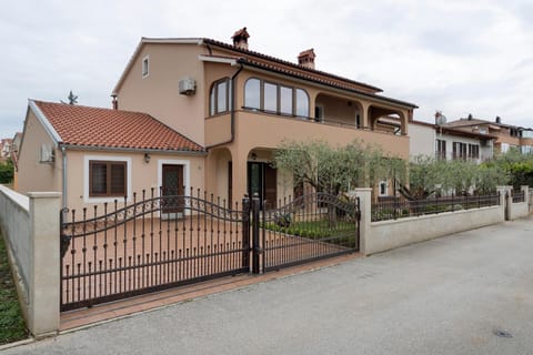 Property building, Facade/entrance, Bird's eye view