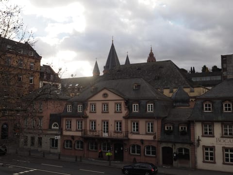 Nearby landmark, Facade/entrance