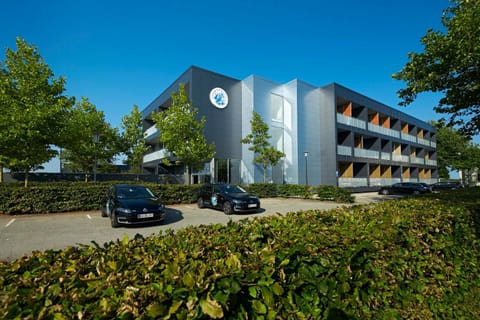 Property building, Facade/entrance, Day