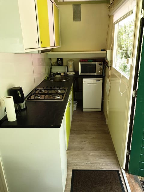 Coffee/tea facilities, Kitchen or kitchenette, On site, dishwasher, oven, stove
