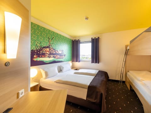 Bed, TV and multimedia, Photo of the whole room, Family