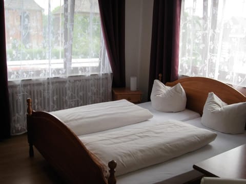 Shower, Bed, People, Bathroom, TV and multimedia, Photo of the whole room, Seating area, Bedroom, City view, River view, Street view, Family