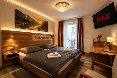 Bed, TV and multimedia, Photo of the whole room, Bedroom, towels