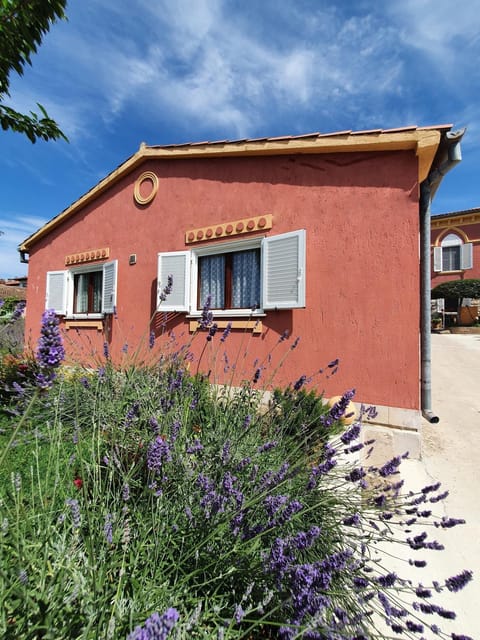 Property building, Patio, Facade/entrance, Off site, Neighbourhood, On site, Parking, locker