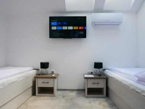 Bed, TV and multimedia, Photo of the whole room, air conditioner