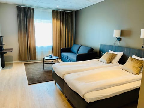 Bed, Photo of the whole room, Seating area