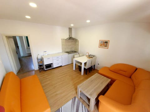 Kitchen or kitchenette, Living room, Seating area, Dining area