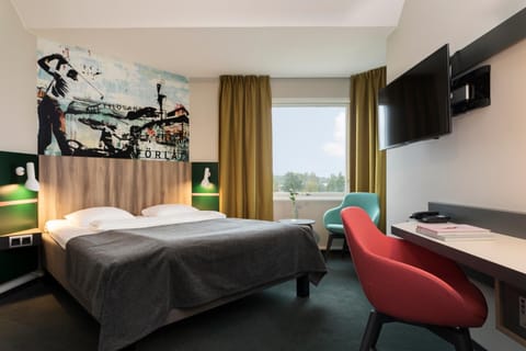 Spring, Bed, Day, Night, Winter, Summer, Photo of the whole room, Bedroom, Autumn, Seasons, Time of day, Location, Sunrise, Sunset, hair dresser