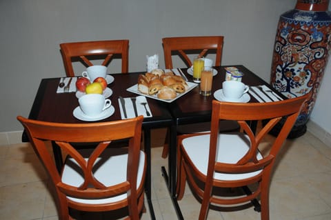 Restaurant/places to eat, Buffet breakfast