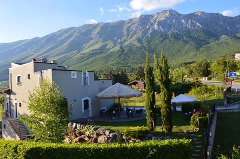 Property building, Patio, Restaurant/places to eat, Natural landscape, BBQ facilities, Garden, Horse-riding, Ski School, Skiing, Balcony/Terrace, Lounge or bar, Hiking, Hiking, Cycling, Cycling, Mountain view, Supermarket/grocery shop, Alcoholic drinks, Non alcoholic drinks, Facility for disabled guests