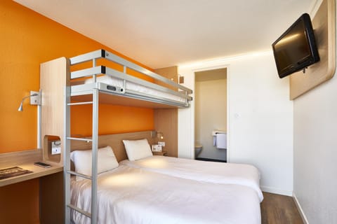 TV and multimedia, Seating area, Bedroom, bunk bed