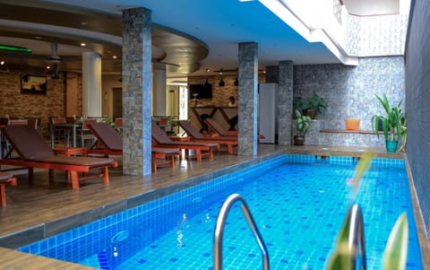 Restaurant/places to eat, Communal lounge/ TV room, Day, Lounge or bar, On site, Pool view, Swimming pool, Non alcoholic drinks