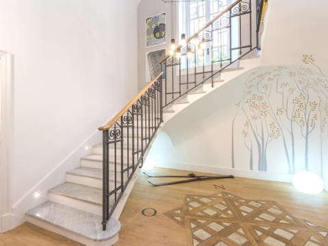 Nearby landmark, Restaurant/places to eat, Spring, Day, Neighbourhood, Decorative detail, On site, Supermarket/grocery shop, Shopping Area