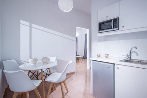 Coffee/tea facilities, Kitchen or kitchenette, Photo of the whole room, Decorative detail, Seating area, Area and facilities