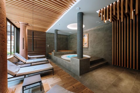 Hot Tub, Sauna, Steam room, Spa and wellness centre/facilities