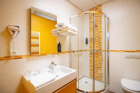 Shower, Toilet, Bathroom, towels