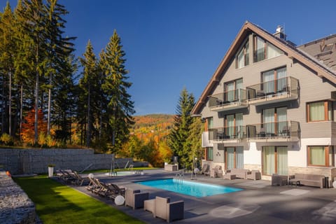 Property building, Day, Natural landscape, Garden, Autumn, Garden view, Mountain view, Pool view, Swimming pool, Swimming pool, sunbed