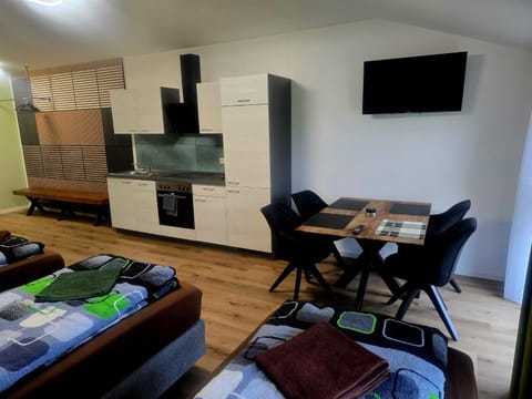 TV and multimedia, Seating area, Dining area, kitchen