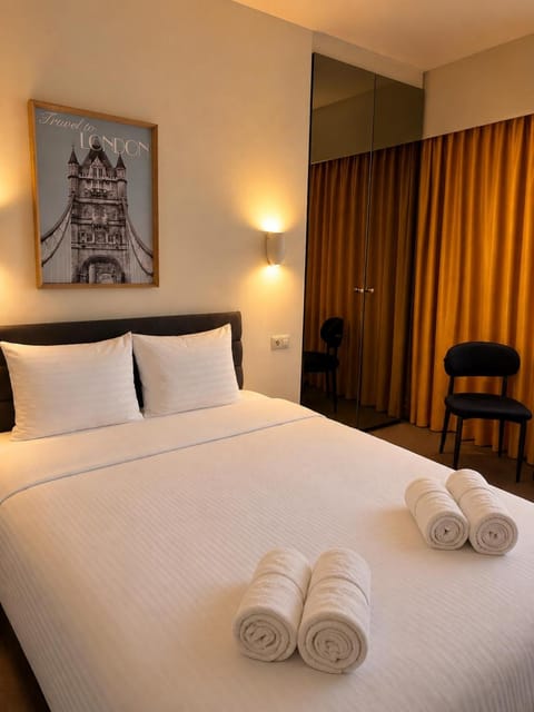 Shower, Bed, TV and multimedia, Coffee/tea facilities, Seating area, Bedroom, hair dryier, heating, internet, towels, wardrobe