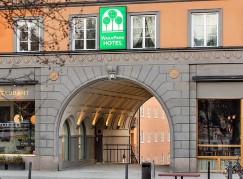 Facade/entrance
