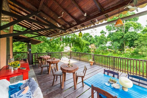 Property building, Restaurant/places to eat, Balcony/Terrace