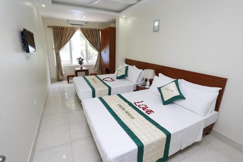 TV and multimedia, Seating area, Bedroom