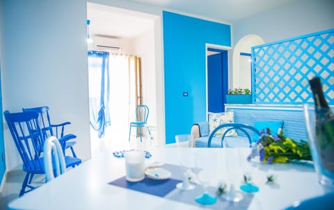 Bed, Balcony/Terrace, Dining area, City view, Sea view, Street view