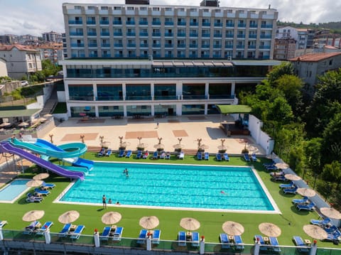 Day, Pool view