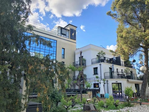 Property building, Day, Natural landscape, Garden, Balcony/Terrace