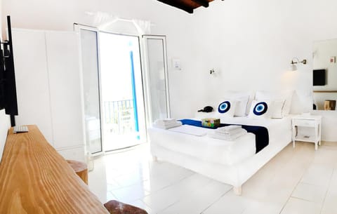 Bed, TV and multimedia, Decorative detail, Bedroom