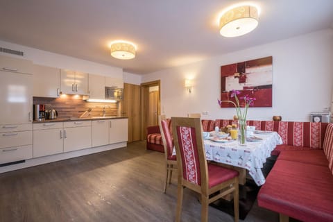 Kitchen or kitchenette, Seating area, Dining area