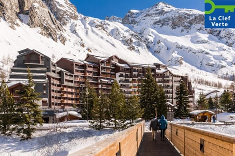 Property building, Nearby landmark, Day, Natural landscape, Winter, Mountain view