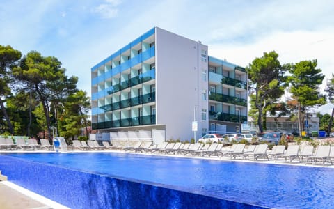 Property building, Day, Pool view, Swimming pool, sunbed