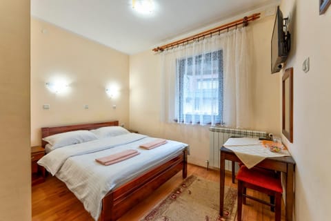 Communal lounge/ TV room, Bathroom, TV and multimedia, Bedroom, Communal kitchen, Garden view, heating, towels, wardrobe