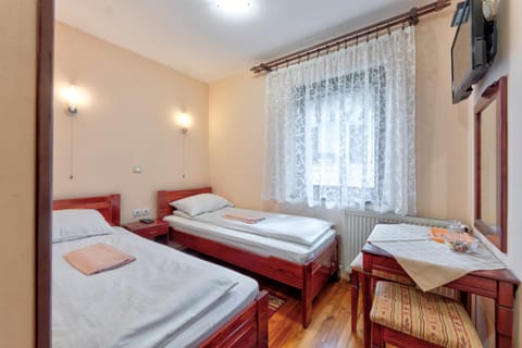 Communal lounge/ TV room, Bed, Bathroom, TV and multimedia, Bedroom, Communal kitchen, Garden view, heating, internet, towels