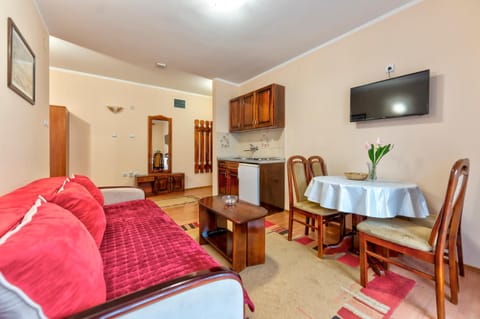 Day, TV and multimedia, Balcony/Terrace, Kitchen or kitchenette, Living room, Dining area, Garden view, Mountain view