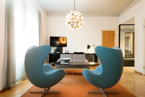 TV and multimedia, Living room, Seating area, hair dresser