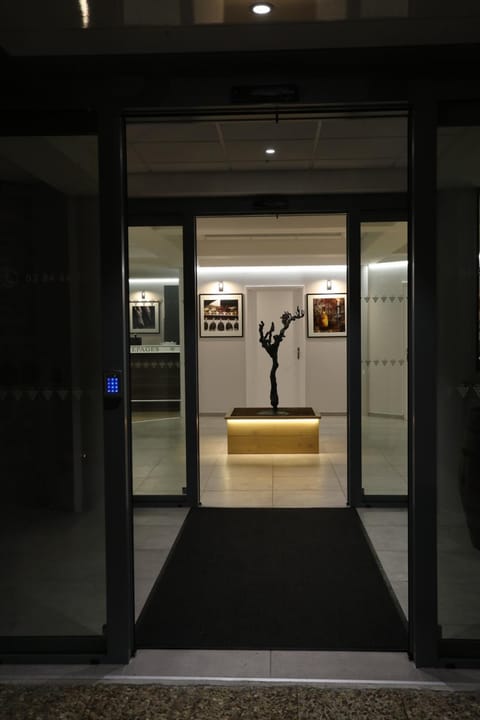 Facade/entrance, Night, Lobby or reception