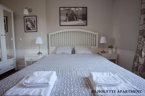 Bed, Photo of the whole room, Decorative detail, Decorative detail, Bedroom, Text overlay, internet, internet, towels