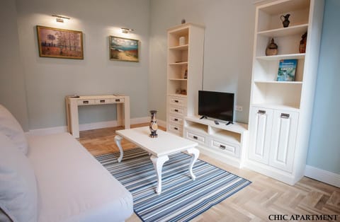 Communal lounge/ TV room, TV and multimedia, Living room, Decorative detail, Seating area, Evening entertainment, internet